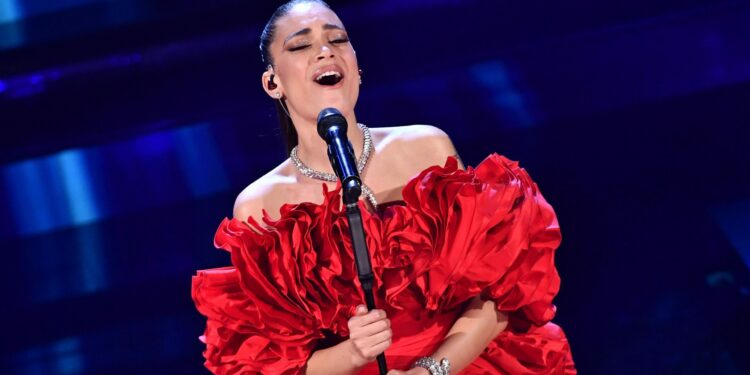 Elodie abbatte tutti i muri e incanta l’Ariston
