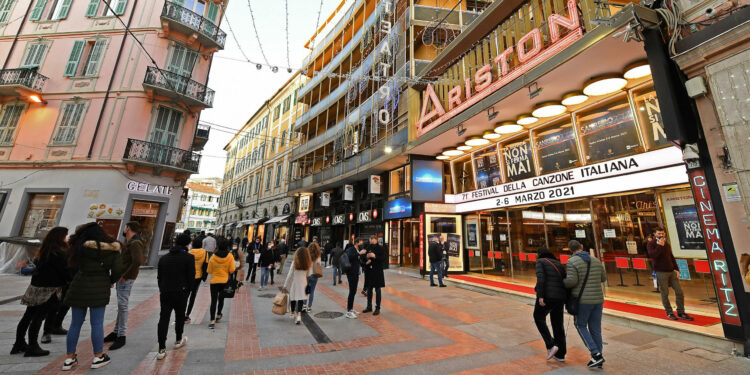 Sanremo, tamponi, mascherine e canzoni