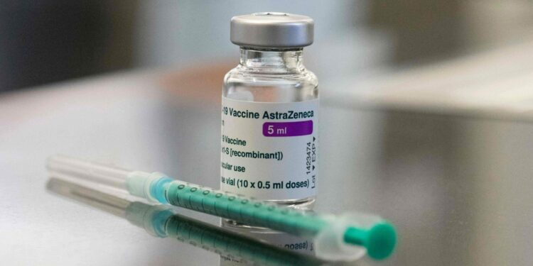 AstraZeneca, cosa succede dopo lo stop della Ue