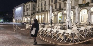 Coprifuoco, dallo slittamento allo stop: cosa può accadere da metà maggio