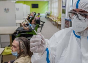 Covid, il numero dei decessi meno alto degli ultimi sei mesi