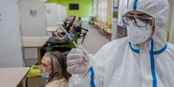 Covid, il numero dei decessi meno alto degli ultimi sei mesi
