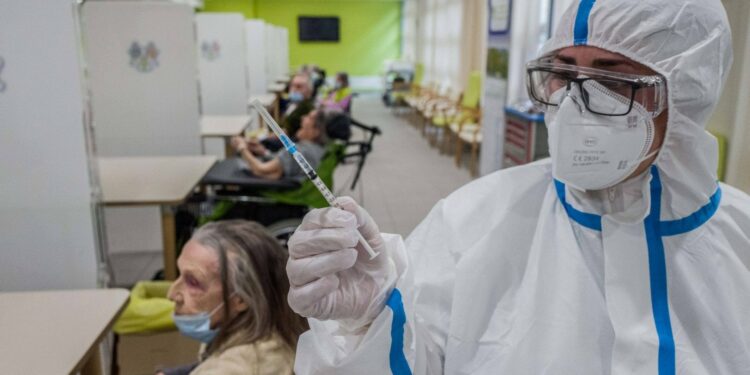 Covid, il numero dei decessi meno alto degli ultimi sei mesi