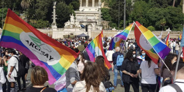 Giornata internazionale contro l'omofobia: oltre 50 richieste d’aiuto ogni giorno in Italia