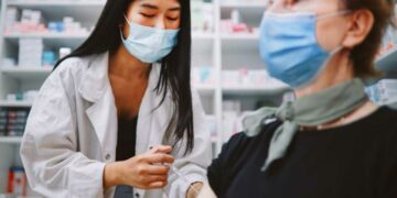 Vaccini Covid in farmacia da giugno: ecco chi può prenotare le dosi e dove