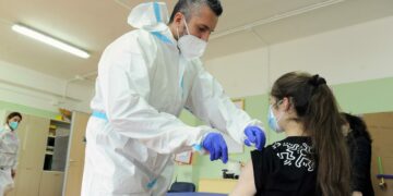 Vaccino Covid agli under 30: dal 10 giugno prenotazioni libere