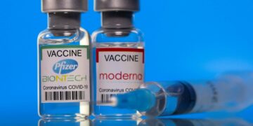 Vaccino, cosa dice il Cts sulle seconde dosi di Moderna e Pfizer