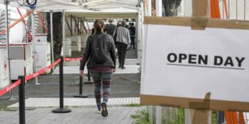 AstraZeneca e J&J agli over 60, ma le regioni organizzano open day per i giovani