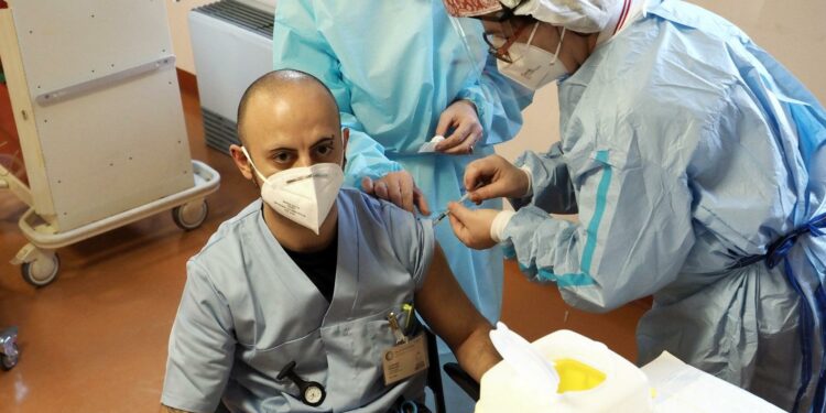 Cosa rischiano operatori sanitari e medici no vax