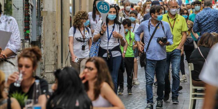 Il Cts dice addio alla mascherina all’aperto