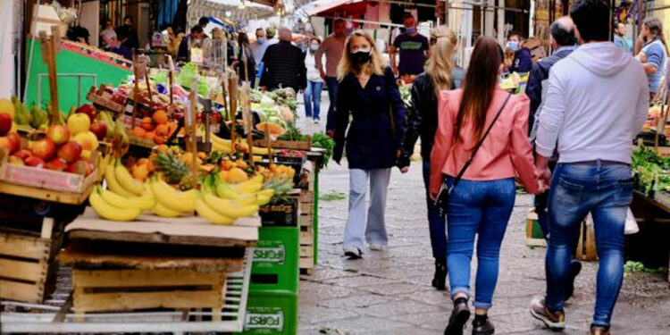 L’Italia sempre più bianca: Rt a 0,68, incidenza a 32 casi su 100.000