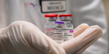 Le opinioni discordanti sul mix di vaccini dopo lo stop alle seconde dosi di AstraZeneca
