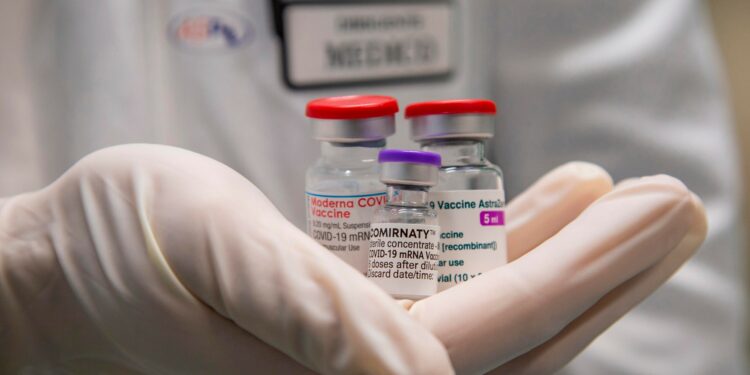 Le opinioni discordanti sul mix di vaccini dopo lo stop alle seconde dosi di AstraZeneca