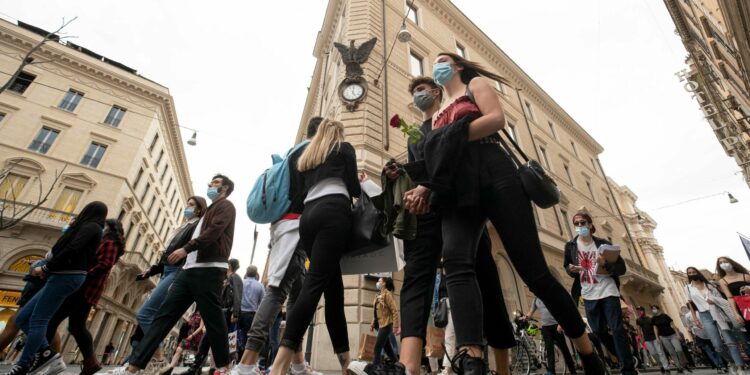 Mascherina all’aperto, verso lo stop all’obbligo dal 15 luglio