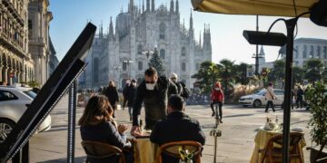 Mezza Italia in zona bianca: Rt a 0,68, incidenza a 26