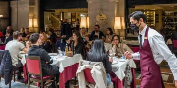 Quasi tutta Italia in zona bianca: Rt a 0,69 e incidenza a 16,7