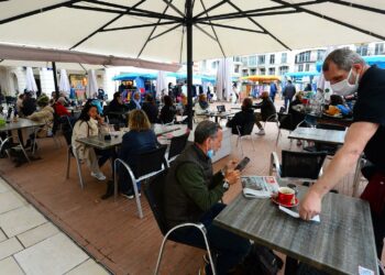 Ristoranti, le regole cambiano ancora: in 6 a tavola al chiuso, nessun limite all’aperto