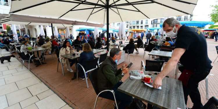 Ristoranti, le regole cambiano ancora: in 6 a tavola al chiuso, nessun limite all’aperto