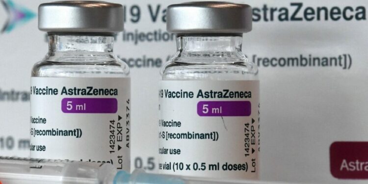 «Sì ad AstraZeneca per chi rifiuta il mix di vaccini»: perché il Cts ha cambiato parere