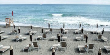 Tutte le regole per andare al mare: dallo steward ai 10 metri quadri per ogni ombrellone