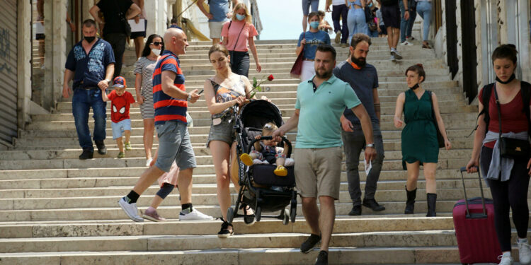 Come cambiano i parametri della zona gialla: così Sicilia, Sardegna, Veneto e Lazio evitano nuove chiusure