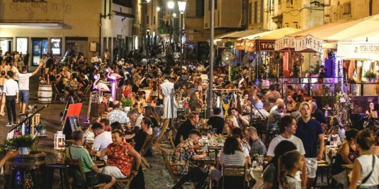 Contagi e ricoveri in aumento: Sicilia, Sardegna e Lazio a rischio zona gialla