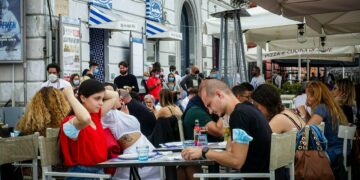 Covid, cala l’indice Rt ma aumentano i casi da variante Delta