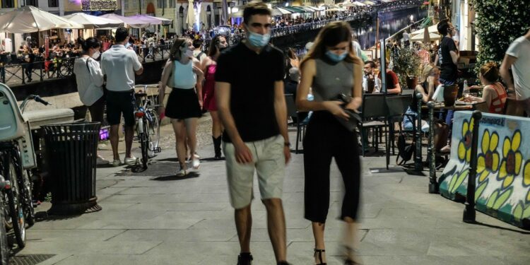 Covid, indice Rt a 0,91: avanza in molte regioni il rischio zona gialla