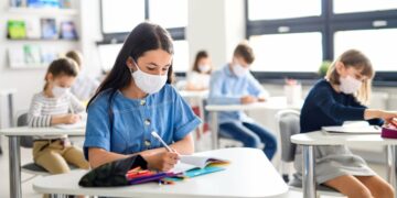 Dad, vaccini e trasporti: tutti i nodi da sciogliere per il rientro a scuola