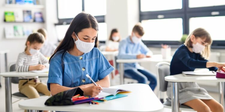 Dad, vaccini e trasporti: tutti i nodi da sciogliere per il rientro a scuola