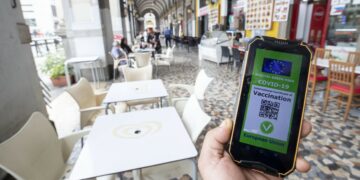 Green pass obbligatorio: una dose di vaccino per i ristoranti e due per le discoteche