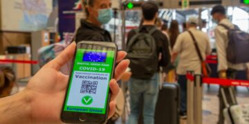 Green pass: verso l’obbligo per treni, aerei e navi entro agosto