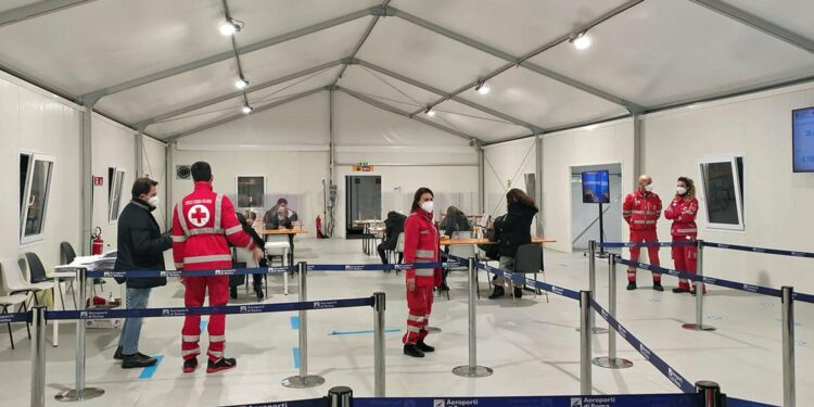 La campagna vaccinale rallenta: ferme le prenotazioni tra gli over 60