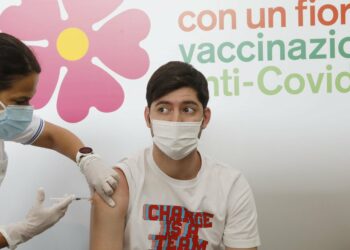 Moderna, l’Ema approva vaccino per fascia 12-17 anni