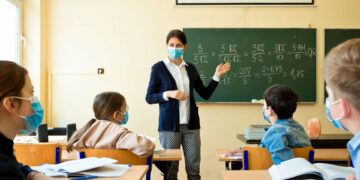 Obbligo di vaccino per i docenti entro il 12 settembre: il piano in due fasi del governo
