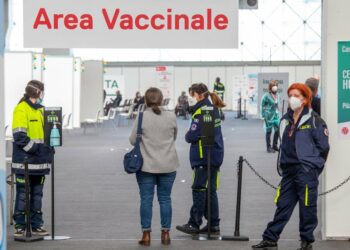Vaccini, effetto Green pass: richieste di prenotazione raddoppiate