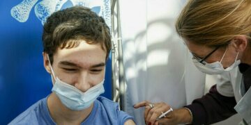 Vaccini obbligatori per i docenti come per i medici: l’ipotesi per il rientro a scuola