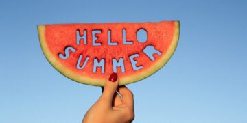A dieta in vacanza: «La frutta fa bene, ma sfatiamo i falsi miti»