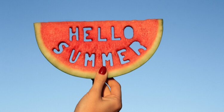 A dieta in vacanza: «La frutta fa bene, ma sfatiamo i falsi miti»