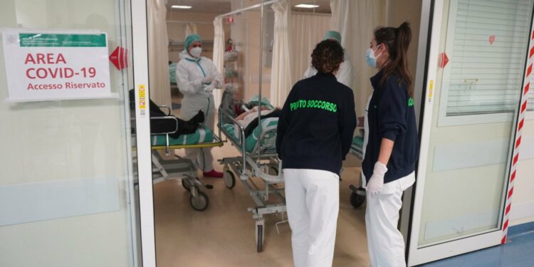 Covid, indice Rt stabile ma aumentano ricoveri e terapie intensive