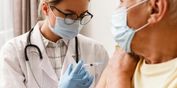 Dai fragili ai sanitari: ecco per quali categorie si valuta la terza dose di vaccino