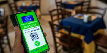 Dai ristoranti alla scuola: chi deve verificare il Green pass