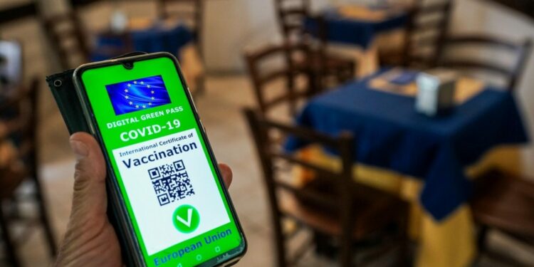 Dai ristoranti alla scuola: chi deve verificare il Green pass