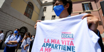 Eutanasia legale, raccolte 500mila firme per il referendum: cosa succede adesso