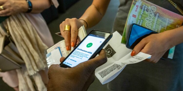 Green Pass, il Viminale: «I gestori potranno chiedere i documenti in caso di incongruenze»