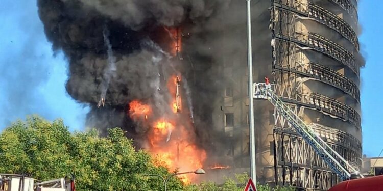 I sospetti dietro l’incendio del grattacielo di Milano
