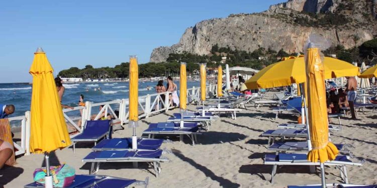 Sicilia in zona gialla, ecco cosa cambia: dalle mascherine ai ristoranti