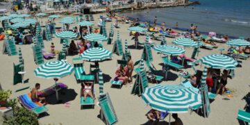 Zone rosse locali e nuove strette: le mosse delle regioni per evitare la zona gialla