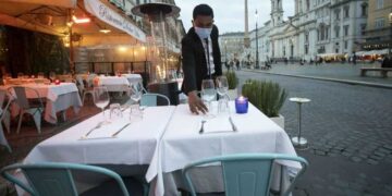 Dai dipendenti pubblici ai ristoratori: ecco a quali categorie verrà esteso il Green pass