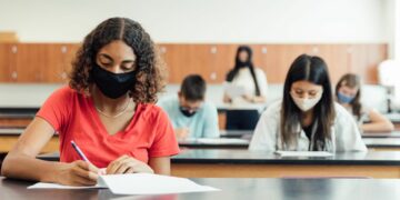 Dai trasporti alle classi pollaio: tutti i nodi del rientro a scuola
